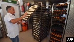 De longues queues se forment depuis des mois, devant les boulangeries du circuit semi-étatique vendant la baguette subventionnée à un prix dérisoire.