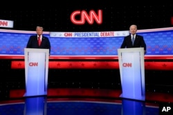 Arhiva - Predsednik Džo Bajden, desno, i republikanski predsednički kandidat, bivši predsednik Donald Tramp, stoje tokom pauze u predsedničkoj debati koju je organizovao CNN u Atlanti, Džordžija, 27. juna 2024.