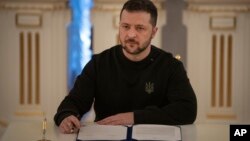 Ukrajinski predsjednik Volodimir Zelenski potpisao je dokument u Kijevu, januara. 12, 2024.