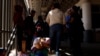 Fuerzas de seguridad de México buscaban el miércoles a un grupo de unos 50 migrantes presuntamente secuestrados. En la foto, migrantes que buscan asilo en EEUU se reúnen en el puente internacional Zaragoza-Ysleta, en Ciudad Juárez, México, 16 de mayo de 2023.