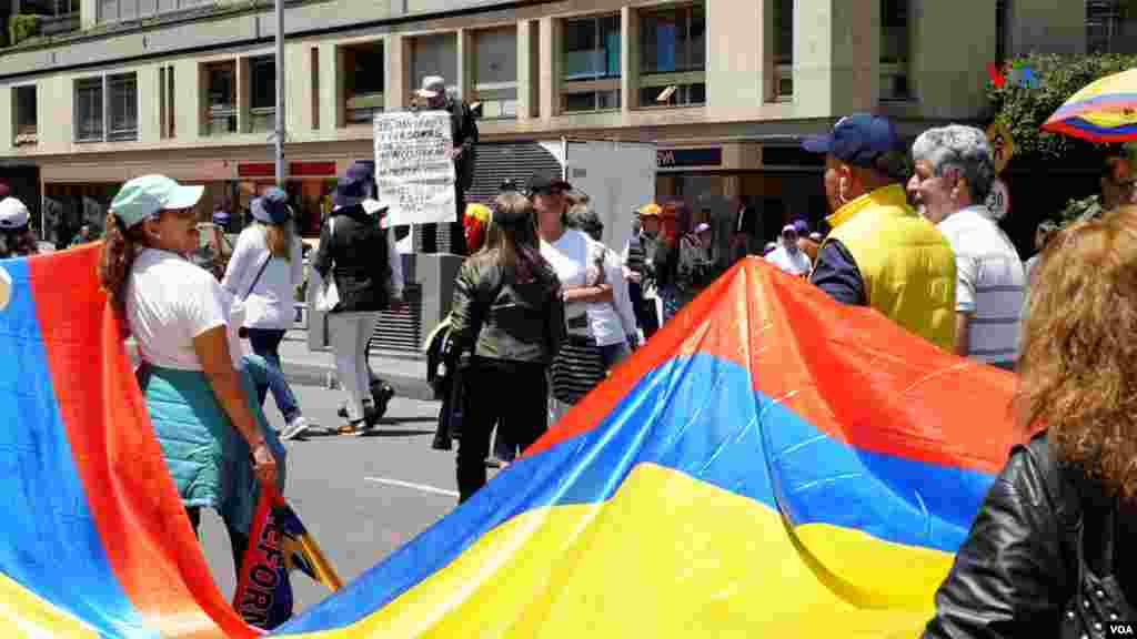 Manifestantes con banderas por la Carrera Séptima en Bogotá.
