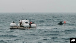 ARCHIVO - En esta imagen difundida por Action Aviation, el sumergible Titán se prepara para sumergirse en un área remota del Océano Atlántico en una expedición al Titanic el 18 de junio de 2023.