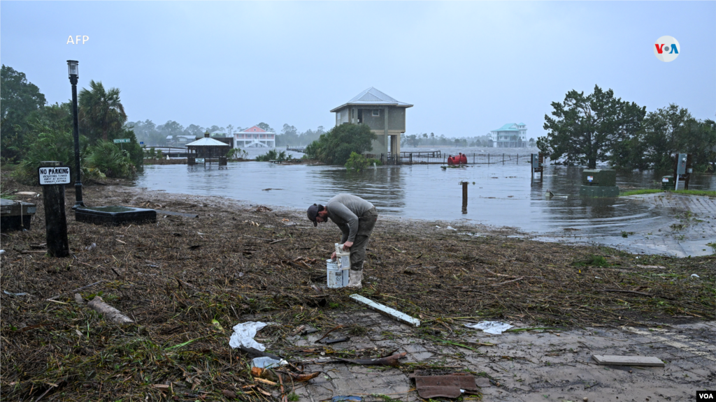 Bobby Adisano, residente local, recoge sus pertenencias cerca del puerto deportivo de Steinhatchee, en Steinhatchee, Florida, el lunes 30 de agosto de 2023, después de que el huracán Idalia tocara tierra. 