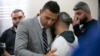 Ahmed Rehab (kiri) direktur Dewan Hubungan Amerika-Islam cabang Chicago memeluk Odey Al-Fayoume, ayah dari Wadea Al-Fayoume, dalam konferensi pers di Pusat Komunitas Muslim di Chicago, pada 15 Oktober 2023. (Foto: Jim Vondruska/Chicago Sun-Times via AP)