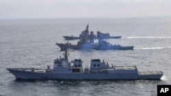 Kapal perusak dari Korea Selatan, bawah, AS, tengah, dan Jepang berlayar di tengahlatihan pertahanan rudal bersama di perairan internasional di lepas pantai timur semenanjung Korea, 17 April 2023. (Foto: via AP)