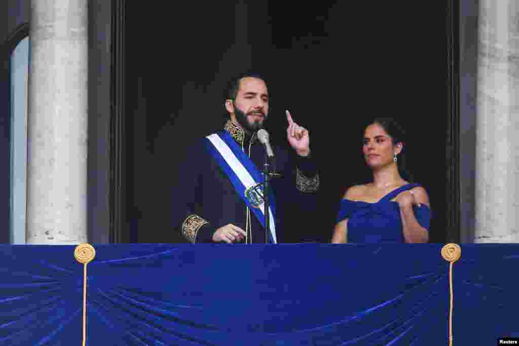 El presidente de El Salvador, Nayib Bukele, se dirigió a los presentes desde el balcón del Palacio Nacional en la capital salvadoreña. [REUTERS]