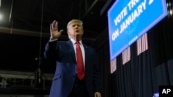 Kandidat za republikansku predsjedničku nominaciju Donald Trump na mitingu u New Hampshireu. (Foto: AP/Matt Rourke)