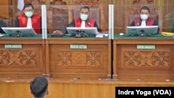 Hakim membacakan putusan hukuman terhadap Bharada Richard Eliezer (membelakangi) di Pengadilan Negeri Jakarta Selatan, Rabu (15/2). Bharada E sendiri merupakan Justice Collaborator dalam kasus pembunuhan Brigadir Yosua yang dilakukan oleh Ferdy Sambo. (VOA/Indra Yoga)
