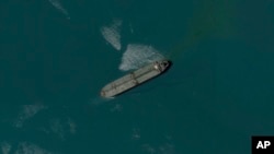Citra satelit dari Planet Labs PBC ini menunjukkan kapal tanker minyak Niovi yang disita di lepas pantai Bandar Abbas, Iran, 6 Mei 2023.