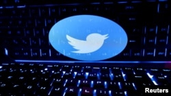 ILUSTRASI - Logo Twitter di layar laptop, 21 Februari 2023. (REUTERS/Dado Ruvic)