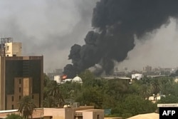 Moshi ukienea angani katika eneo la makazi ya watu huko Khartoum, April 16, 2023, wakati mapigano yakiendelea kwa siku ya pili kati ya majenerali wawili mahasimu.