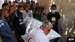 Jenazah anggota staf World Central Kitchen diangkut keluar dari kamar mayat rumah sakit di Rafah di Jalur Gaza selatan pada 3 April 2024, dua hari setelah konvoi LSM tersebut terkena serangan Israel. (Foto: AFP)