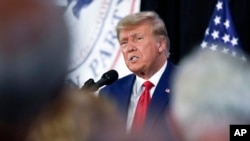 Mantan Presiden AS Donald Trump bersama relawan kampanye, 18 Juli 2023, di Cedar Rapids, Iowa. (Foto: AP)