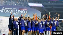 Les joueurs américains célèbrent la victoire des États-Unis sur le Mexique en finale de la Ligue des Nations de la Concacaf, USA, le 24 mars 2024.