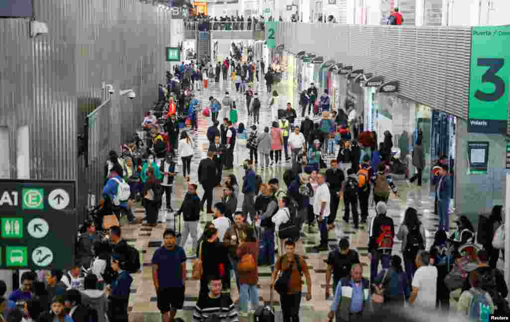 Pasajeros se reúnen en la Terminal 1 del Aeropuerto Internacional Benito Juárez luego de que las autoridades suspendieran las operaciones del aeropuerto tras aumento en la actividad del volcán Popocatépetl, en la Ciudad de México, el 20 de mayo de 2023.