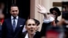 Chantez Celine Dion salye fanatik yo devan otel li anvan patisipasyon li nan Jezolenpik 2024 yo. 
