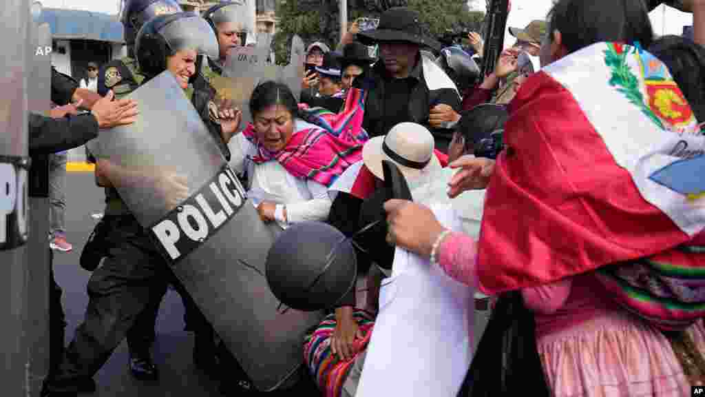 Perú: Manifestantes antigubernamentales empujan a la policía antidisturbios en Lima.