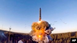 ขีปนาวุธพิสัยไกลข้ามทวีป หรือ ICBM ถูกยิงทดสอบจากสถานที่แห่งหนึ่งในรัสเซียเมื่อวันที่ 20 ธันวาคม 2020 (แฟ้มภาพ)