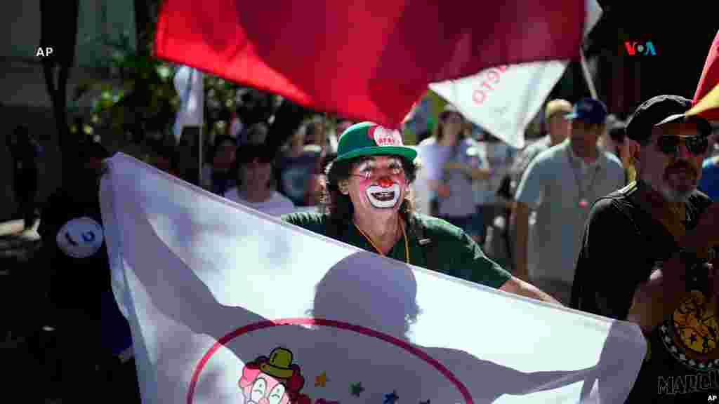Paraguay: Rufino Gómez, un payaso de un sindicato de artistas, participa en la concentración en Asunción.