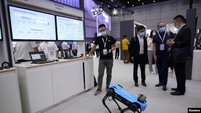資料照:上海舉辦的華為全聯接大會上展示的機器狗。 (2023年9月23日)
