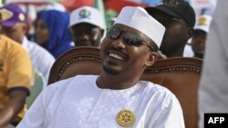 Le président de transition du Tchad et candidat à l'élection présidentielle Mahamat Idriss Deby Itno assis sur la Place des Nations lors du dernier meeting de campagne pour l'élection présidentielle, à N'Djamena le 4 mai 2024. (Photo Issouf SANOGO / AFP)