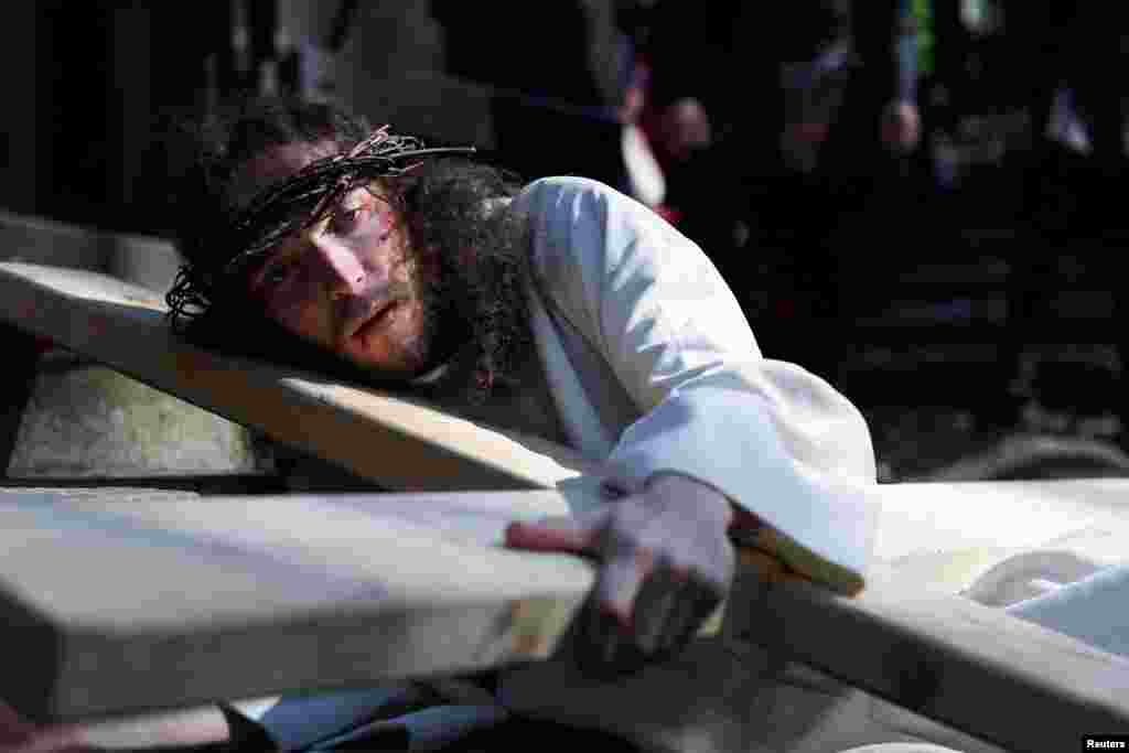 Devotos católicos polacos recrean el "Vía Crucis" el Viernes Santo, como parte de las celebraciones de Semana Santa en Kalwaria Wejherowska en Wejherowo, Polonia.