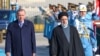 Presiden Turki Recep Tayyip Erdogan (kiri) dan Presiden Iran Ebrahim Raisi (kanan) memeriksa barisan pasukan pengawal kehormatan saat upacara penyambutan di Ankara, 24 Januari 2024. (Adem ALTAN / AFP)
