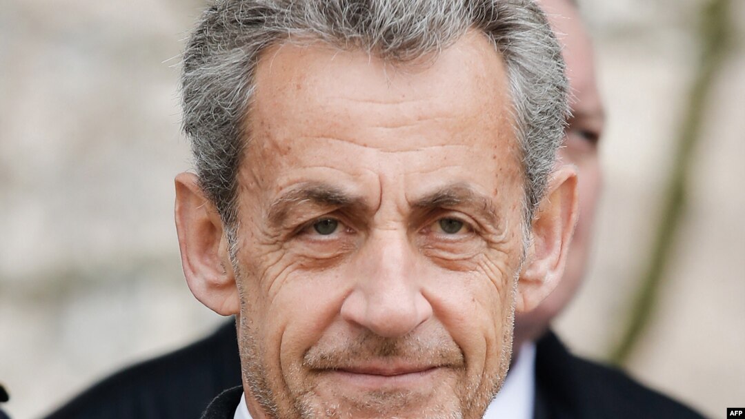Mokonzi ya kala ya France Nicolas Sarkozy na milulu mya ya bakanisi bao bazwaki mpasi ya badongolomeso na Hôtel ya ba invalides, na Paris, 11 mars 2023.