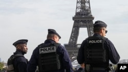 Maafisa wa polisi wa Ufaransa wakifanya doria za usalama karibu na Eiffel Tower mjini Paris. Oct. 17, 2023. 