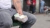 Compra y reventa de bolívares: la cara de la dolarización callejera en Venezuela.