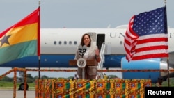 Kamala Harris fala à chegada a Accra