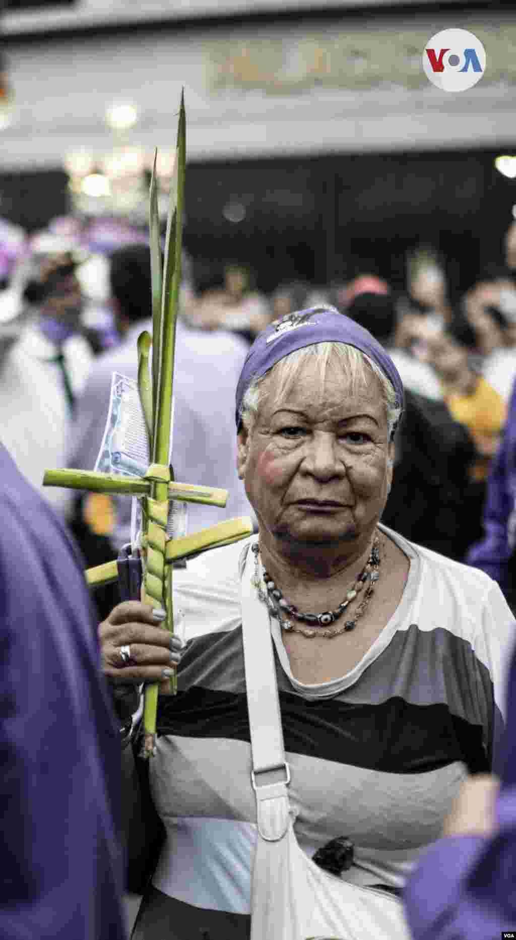 Consuelo Blanco, 68 años, señala que asiste todos los años porque el Nazareno le ha hecho muchos milagros. "Tenía un hijo enfermo, le pedí al Nazareno y el me lo sanó”.