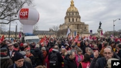Franse pran lari pou pwoteste kont pwoje lwa retret la nan Paris, Lendi 20 Mas, 2023. 