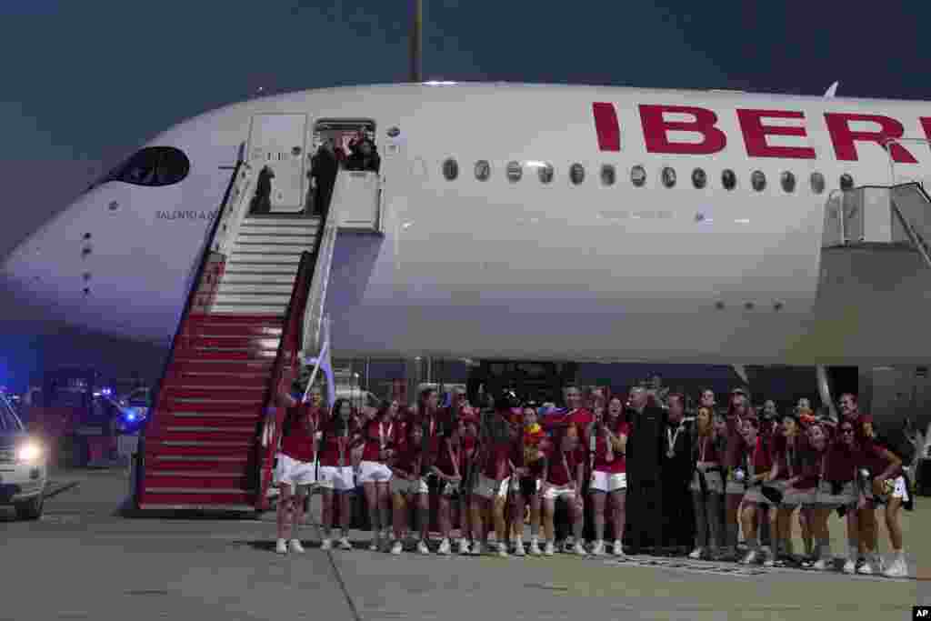 La selección española femenina de fútbol y campeona del mundo aterrizo este lunes a las pasadas las nueve de la noche en el aeropuerto internacional de Barajas en Madrid. 