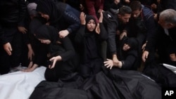 Palestinci oplakuju rođake ubijene u izraelskom bombardovanju pojasa Gaze ispred mrtvačnice u Khan Younisu, 20. decembra 2023.