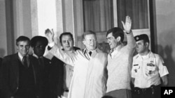 سەرۆکی پێشووی ئەمەریکا جیمی کارتەر لە 21ی مانگی یەکی 1981 لە گەیشتە نەخۆشخانەی هێزی ئاسمانی ئەمەریکا لە ویسبادن بۆ پێشوازیکردن لە بارمتەکانی کە 445 ڕۆژبوو لەلایەن ئێرانەوە دەستبەسەر کرابوون