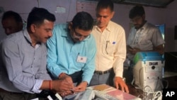 ভারতের ধর্মশালার কাছে ছয় সপ্তাহব্যাপী জাতীয় নির্বাচনের শেষ পর্যায়ে ভোট শুরু হবার আগে পোলিং কর্মকর্তারা একটি বৈদ্যুতিন ভোটিং মেশিন পরীক্ষা ও সিল করে দেন। ( ১ জুন, ২০২৪) 