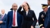 អនុប្រធានាធិបតី អ្នកស្រី Kamala Harris គ្រវីដៃពេលមកដល់មូលដ្ឋានកងឆ្មាំជាតិ Delaware Air National Guard Base ក្នុងទីក្រុង New Castle រដ្ឋ Delaware ថ្ងៃទី២២ ខែកក្កដា ឆ្នាំ២០២៤។