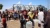 Seorang perempuan tampak membawa jeriken setelah mengisinya dengan air dari truk bantuan yang tiba di Rafah, di selatan Jalur Gaza, pada 25 Juni 2024. (Foto: AFP/Eyad Baba)