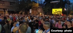 Građani ispred sedišta RTS-a, tokom 20. protesta "Srbija protiv nasilja", u Beogradu, 16. septembra 2023. (Foto: FoNet)