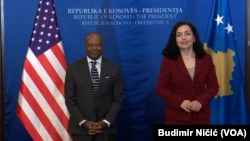 Tod Robins, pomoćnik sekretara Međunarodnog biroa za narkotike SAD sa predsednicom Kosova Vjosom Osmani (VOA/Budimir Ničić)