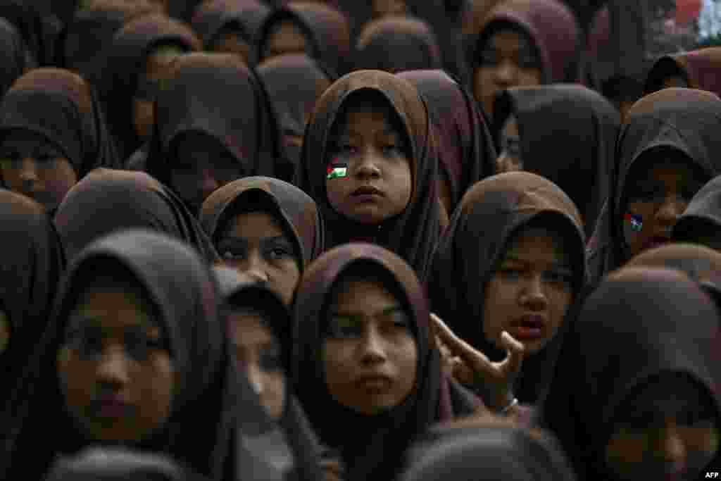 Islamic junior high school students take part in a Quran recitation and make special prayers in support of the Palestinian cause in Banda Aceh, Indonesia. (Photo by CHAIDEER MAHYUDDIN / AFP)