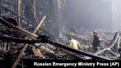 Dalam foto yang dirilis oleh Layanan Pers Kementerian Darurat Rusia pada 23 Maret 2024, petugas pemadam kebakaran bekerja di gedung konser yang terbakar setelah serangan terhadap gedung Balai Kota Crocus di Moskow, Rusia. (Foto: Layanan Pers Kementerian Darurat Rusia melalui AP)