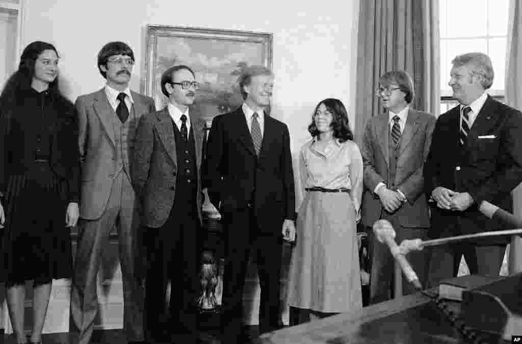 شەش ئەمەریکایی کە لە ئێران ڕزگاریان بوو بە هاوکاری حکومەتی کەنەدا لە 1ی مانگی دووی ساڵی 1980 لە کۆشکی سپی لەگەڵ سەرۆک جیمی کارتەر کۆبونەوە. 