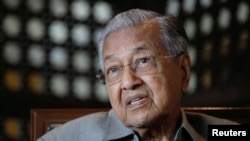 FILE: Mantan Perdana Menteri Malaysia Mahathir Mohamad saat wawancara dengan Reuters di Putrajaya, Malaysia, 8 November 2022. (REUTERS/Hasnoor Hussain)