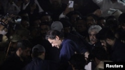 Mantan Perdana Menteri Pakistan, Imran Khan, bersama para pendukungnya berjalan meninggalkan Pengadilan Tinggi distrik di Lahore, Pakistan, 20 Februari 2023. (REUTERS/Mohsin Raza)