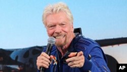 Foto Achiv: Fondate Virgin Galactic, Richard Branson pandan yon konferans pou lapres, 11 Jiye, 2021. 