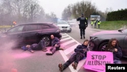 Aksi protes aktivis lingkungan, termasuk Greenpeace, pada hari pelaksanaan KTT Energi Nuklir IAEA di Brussels, Belgia, 21 Maret 2024. (REUTERS/Johanna Geron)