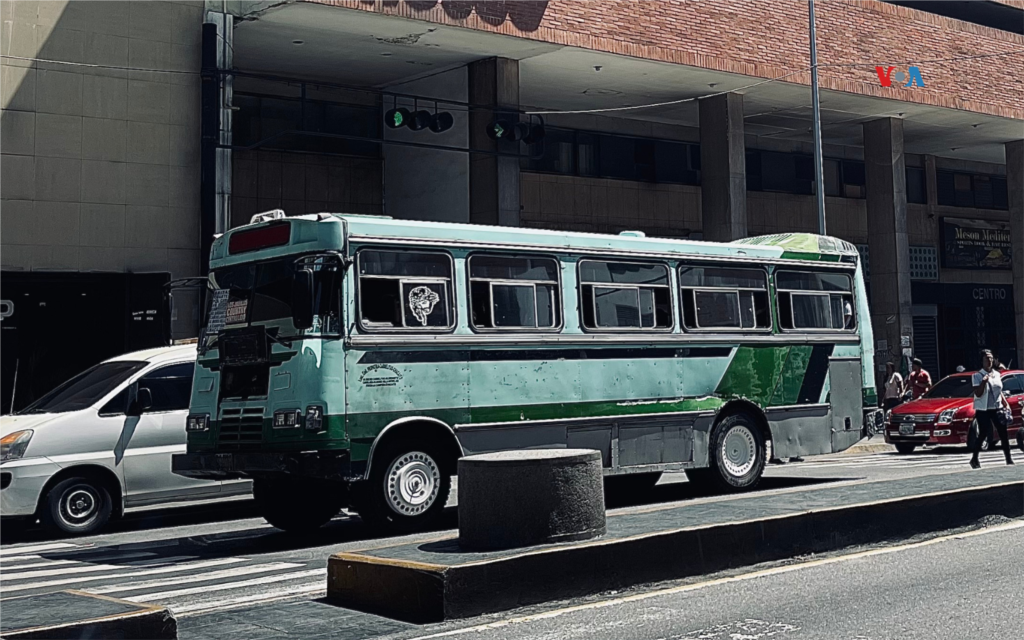 La situación va en contraste con otros países de Sudamérica donde el transporte público se ha ido renovando. En mayo de 2023, Argentina contaba con una flota de 95 autobuses eléctricos, mientras que en Chile hay más de 1.200 autobuses eléctricos, incluidas unidades de dos pisos.