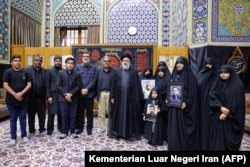 Presiden Iran Ebrahim Raisi bertemu dengan keluarga dari para personel keamanan yang terbunuh saat meredam unjuk rasa massal yang dipicu oleh kematian Mahsa Amini dalam tahanan tahun lalu, di Mashhad, Jumat, 15 September2023. (Foto: Kementerian Luar Negeri Iran /AFP)